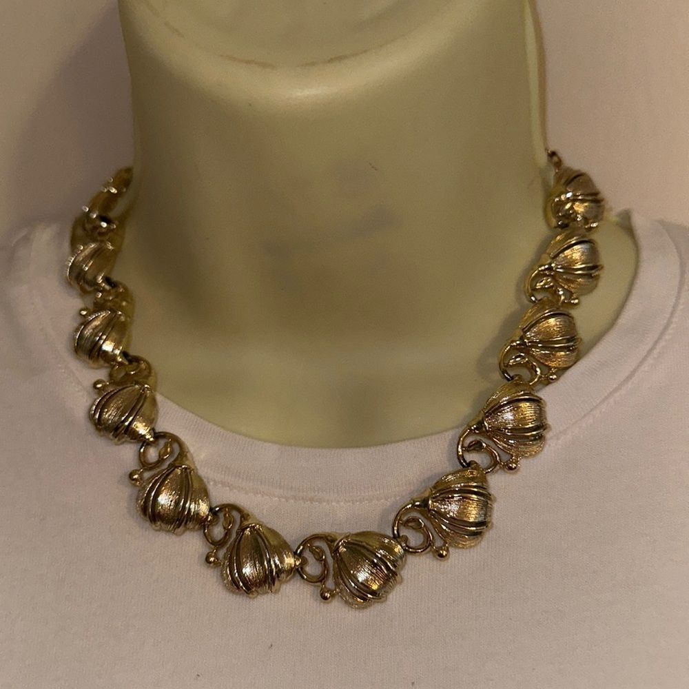 Vintage Lisner gold tone necklace